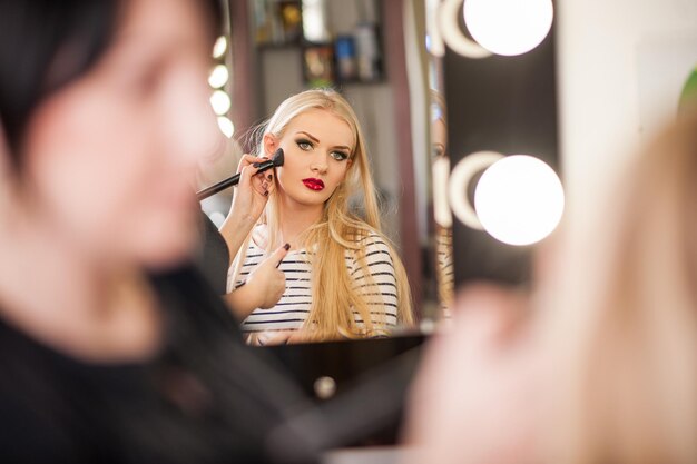 Foto bella ragazza una freschezza di trucco