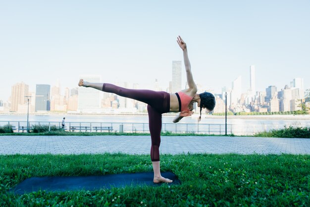 Photo beautiful girl making morning yoga training in new york