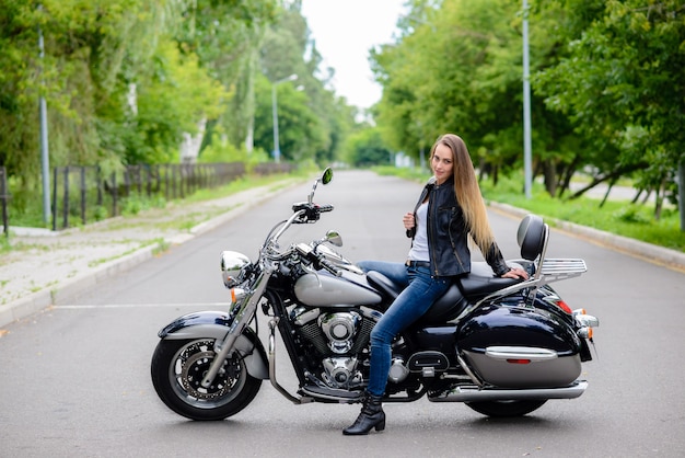 バイクで美しい少女。