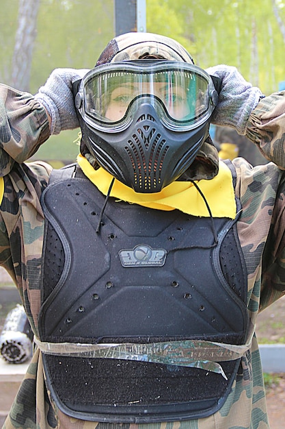 Foto bella ragazza in un vestito di paintball