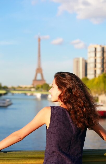 Красивая девушка в Париже, Франция