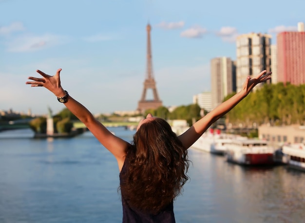 Bella ragazza a parigi, francia