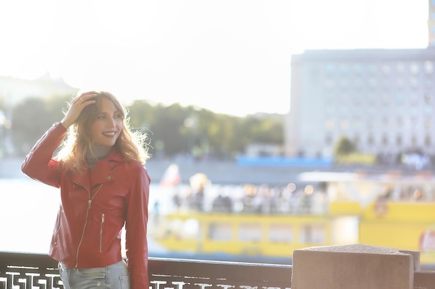 Photo beautiful girl in the park for a walk