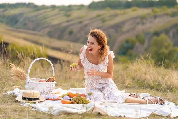 Bella ragazza in un picnic in un luogo pittoresco.