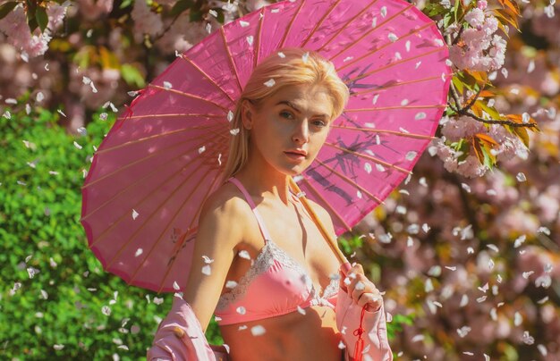 夏の花公園のピンクの花の美しい少女