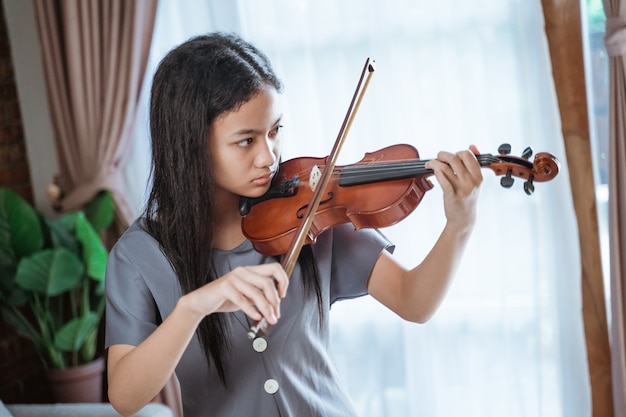 Bella ragazza che suona il violino