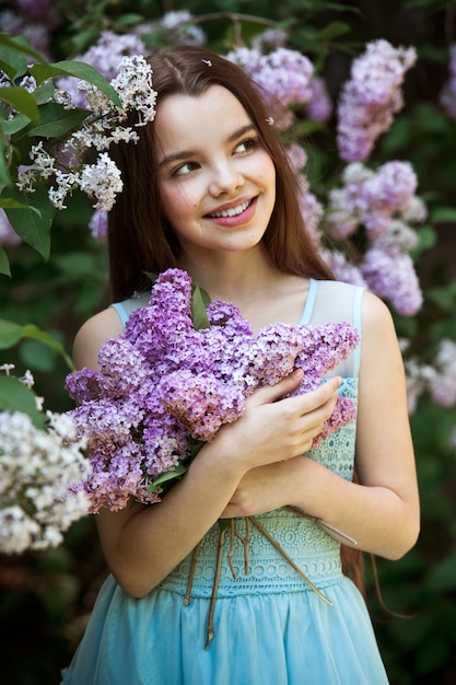 Фото Красивая девушка позирует в сиреневом саду