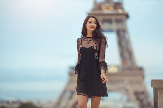 에펠 탑 근처 포즈를 취하는 아름 다운 소녀
