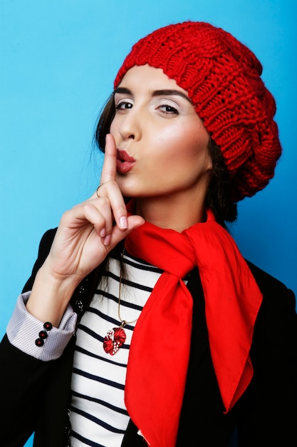 赤いベレー帽で美しい少女。フレンチスタイル。