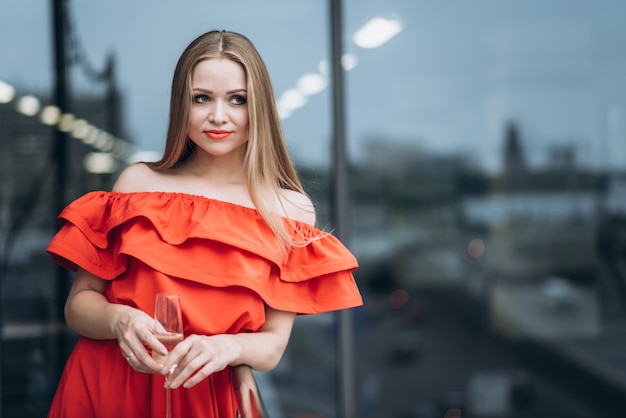 Bella ragazza in abito rosso alla celebrazione