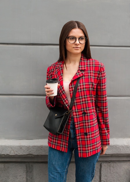 Photo beautiful girl in a red jacket