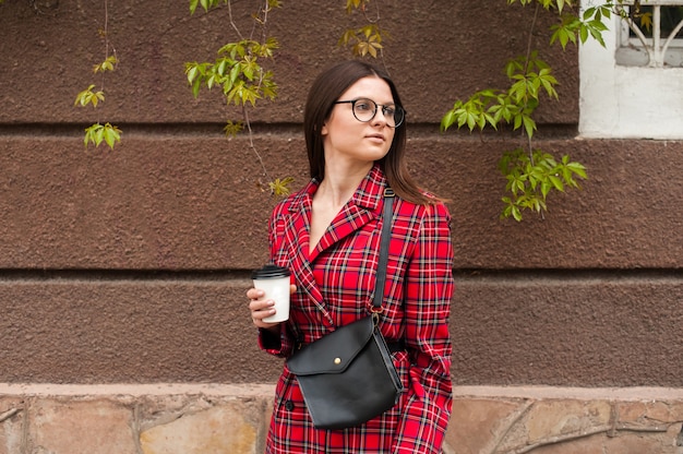 Photo beautiful girl in a red jacket