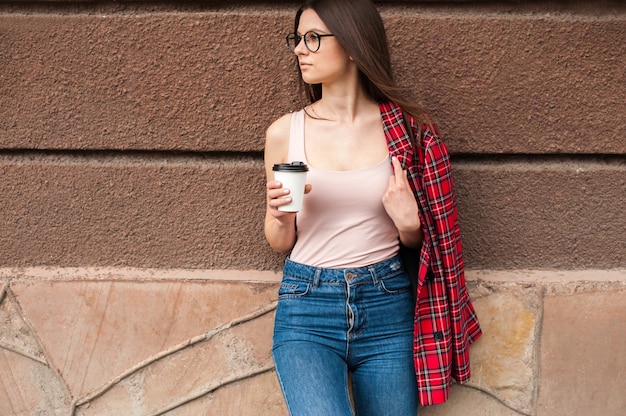 Photo beautiful girl in a red jacket