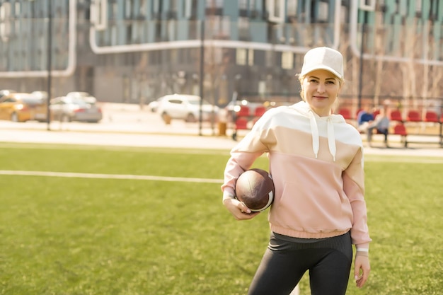 Photo beautiful girl rugby player in stadium.