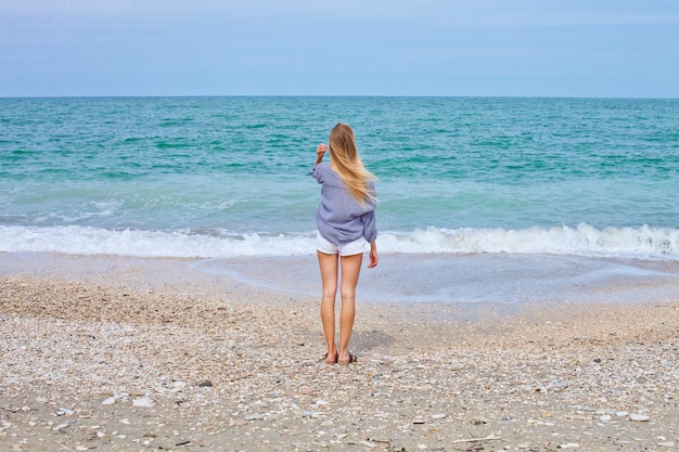 Красивая девушка в морском стиле на пляже Адриатического моря