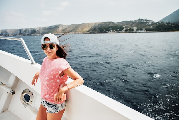 Foto bella ragazza su una nave in mare