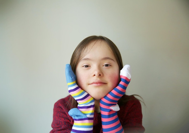 Photo beautiful girl smiling with different socks