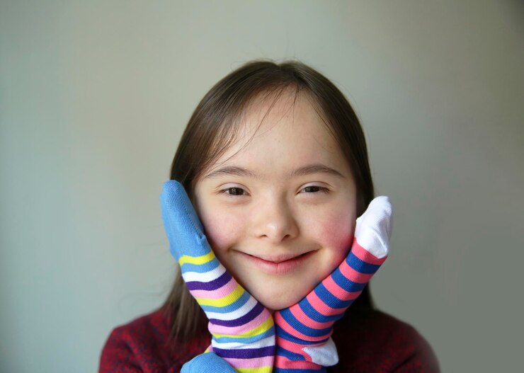 Photo beautiful girl smiling with socks