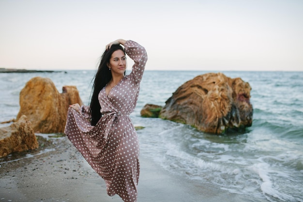 Bella ragazza in piedi sull'acqua