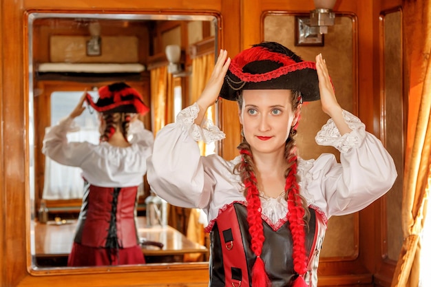 Foto bella ragazza in costume steampunk in una vecchia carrozza del treno