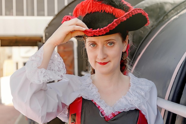 Foto bella ragazza in un vestito steampunk su uno sfondo di un vecchio treno