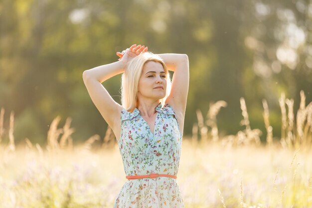 Bella ragazza in un campo estivo