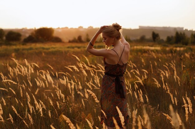 Photo beautiful girl in the summer at sunset