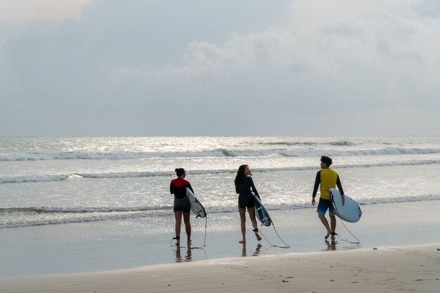 Bella ragazza su una tavola da surf nell'oceano