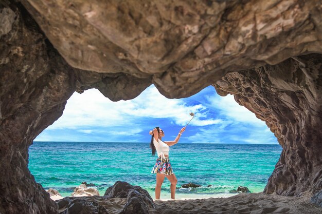 カイ島で写真を撮っている美しい少女