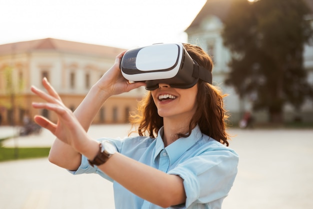 Красивая девушка, используя очки виртуальной реальности. Маска виртуальной реальности. VR.