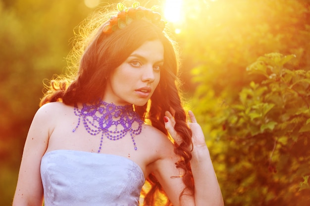 Photo beautiful girl on a walk among the trees