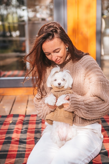 Photo beautiful girl walking at autumn warm day