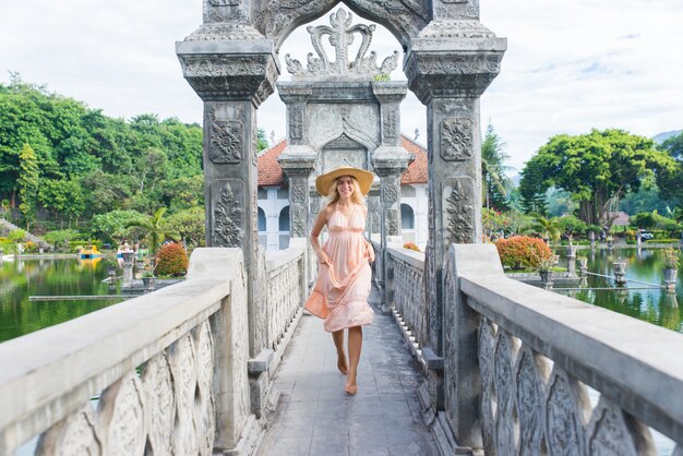 Foto bella ragazza al palazzo dell'acqua a bali