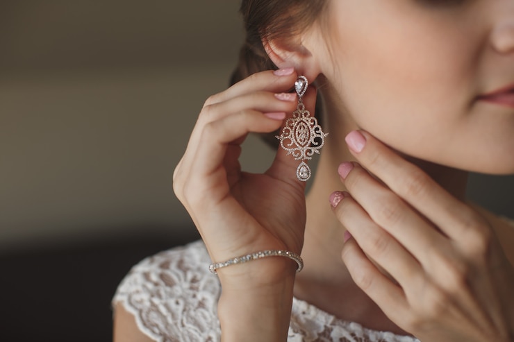 Photo beautiful girl wears chic earrings