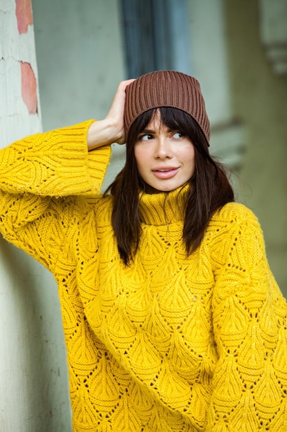 Photo the beautiful girl who wears thick stylish autumn clothes in cool weather.