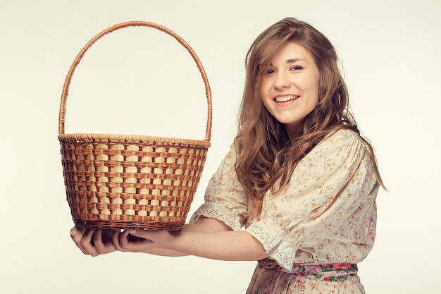 Photo beautiful girl wiht basket