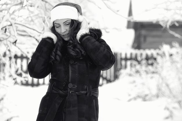 屋外の冬の雪の日の美しい少女