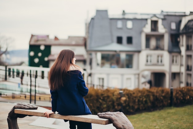 彼女の愛を待っている冬の美しい少女