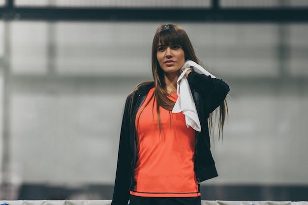 Photo beautiful girl wipes the sweat after a training session young sporty woman at the end of the match