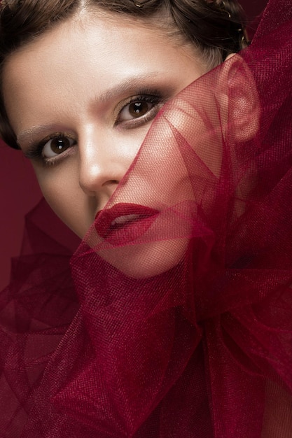 ハロウィーンの美しさの顔の赤い花嫁のイメージでアートの創造的なメイクで美しい少女
