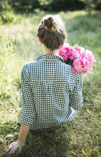 牡丹の花束を持つ美しい少女