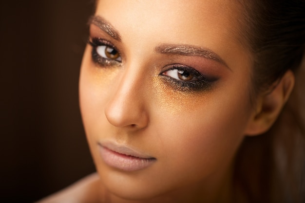 Bella ragazza con il trucco luminoso