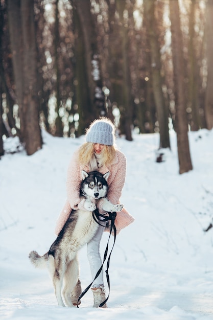 美しい女の子、犬、ハスキー、雪、森