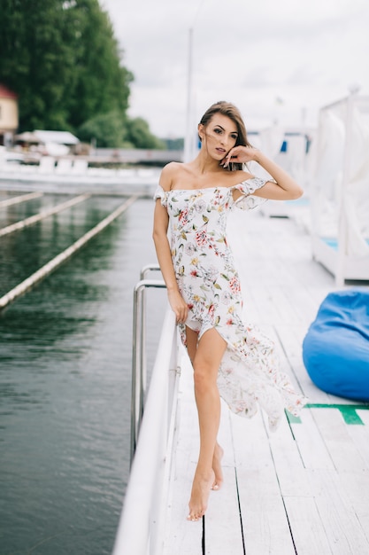 Photo beautiful girl with floral dress