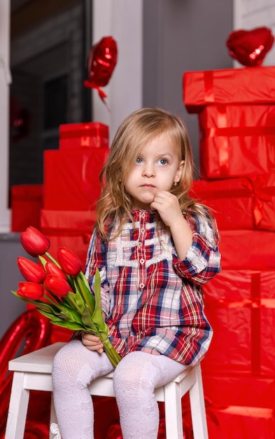 花を持つ美しい少女春の花を持つ愛らしい子供