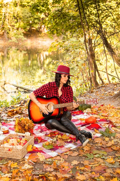 Foto bella ragazza con una chitarra su uno sfondo