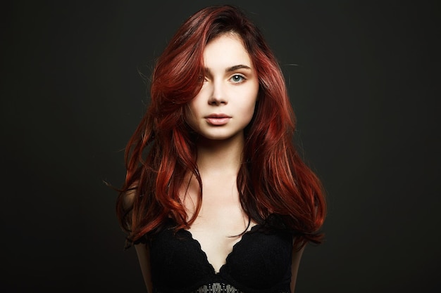 健康的な赤い色の髪を持つ美しい少女