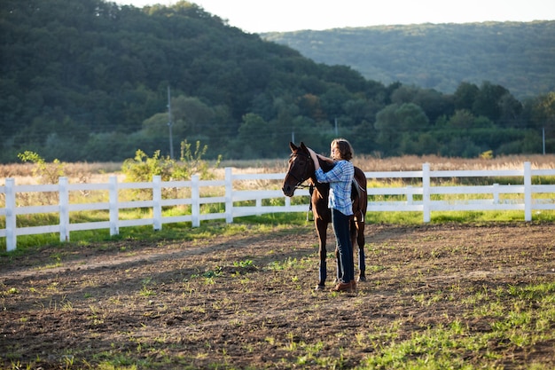 Bella ragazza con cavallo