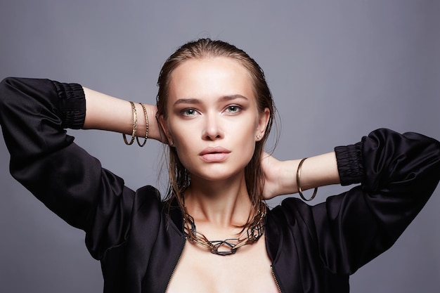 Photo beautiful girl with jewelry young wet hair style woman