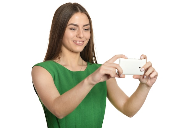 Foto bella ragazza con il cellulare su sfondo bianco